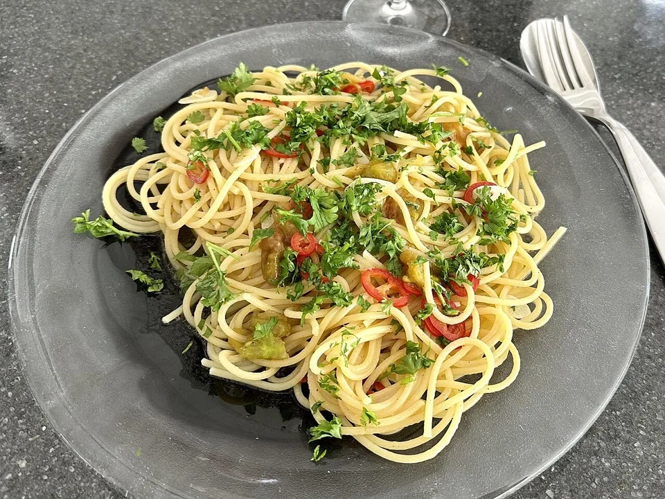 Spaghetti aglio e olio with parsley